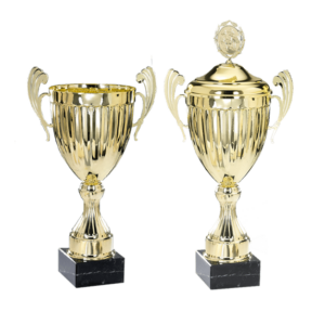 Guldpokal med handtag, svart marmorsockel.