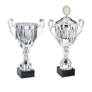 Silverfärgad pokal med handtag, svart marmorsockel.