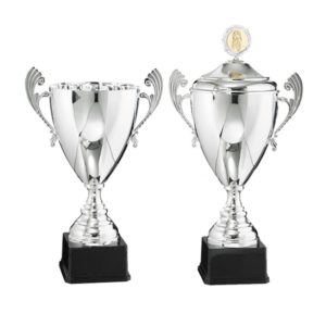 Silverpokal med handtag. svart plastsockel