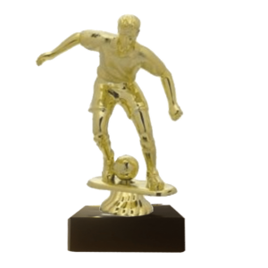 manlig fotbollsspelare i guld på svart marmorsockel