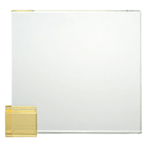 Glastrofé med gul glasdetalj