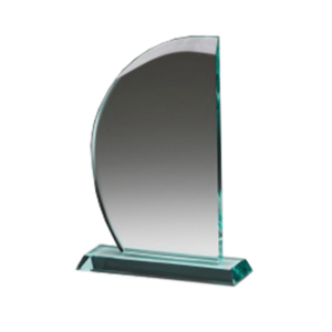 Glasstayett format som ett segel på glassockel, grönt jadeglas